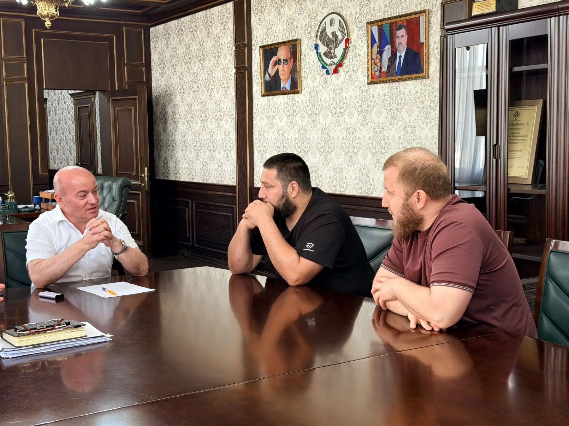 Глава Бабаюртовского района Шахмурат Истанбулов провел личный прием граждан, в ходе которого к нему обратились шесть жителей муниципалитета, включая участников специальной военной операции и их близких..