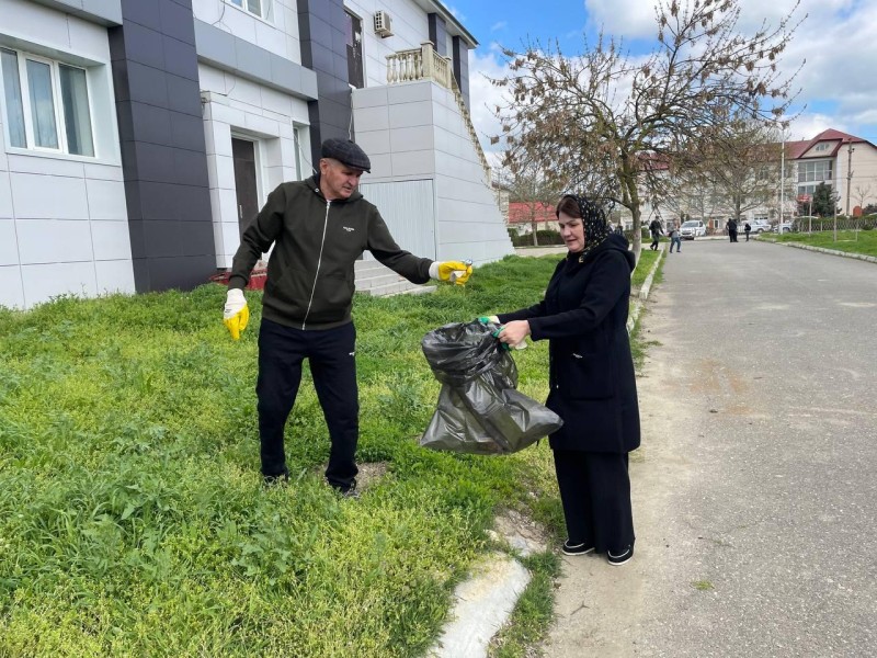 Накануне в центральном парке села Бабаюрт прошел субботник по уборке территории: собирали мусор, приводили в порядок фонтан.
