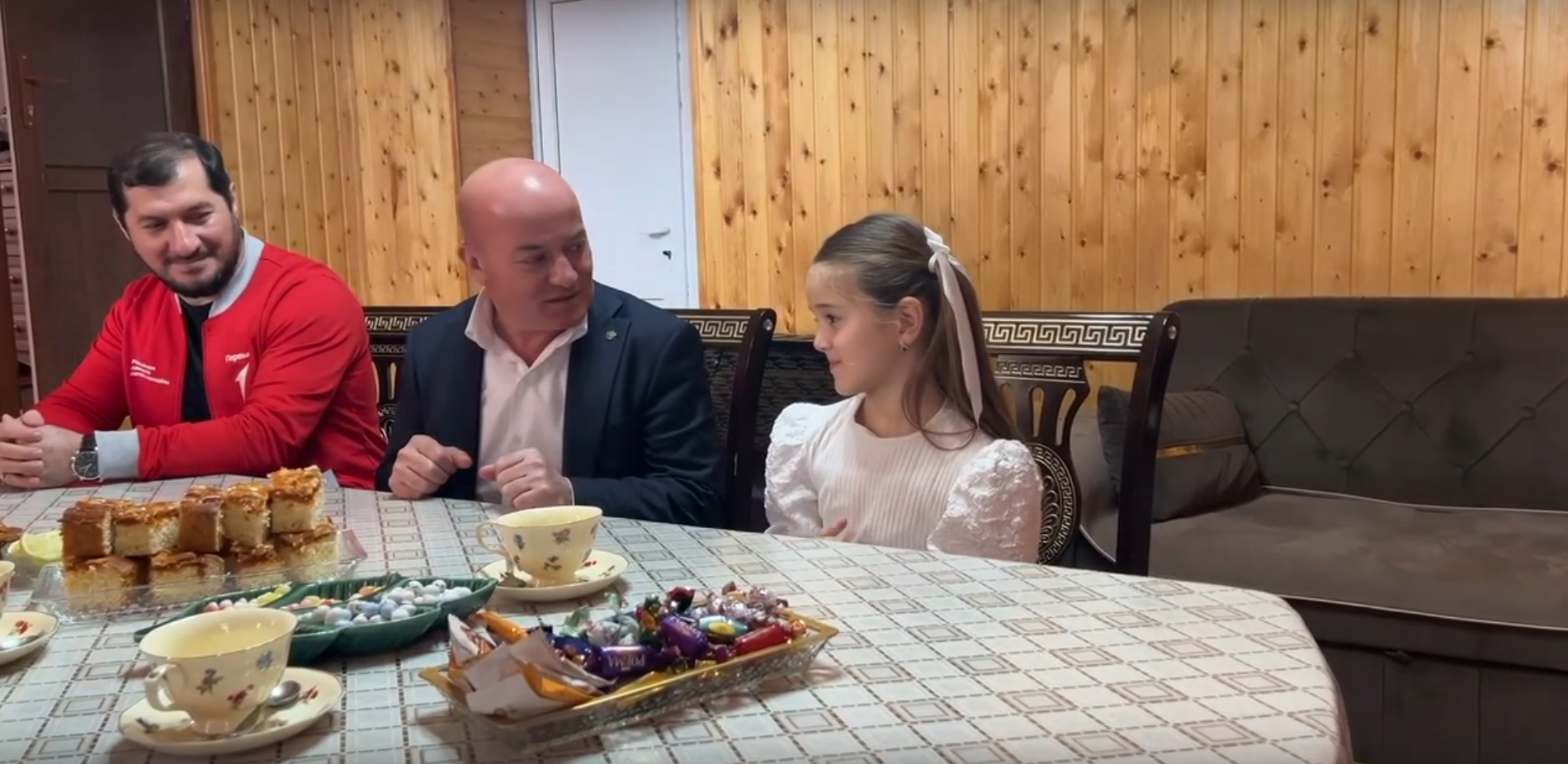 В рамках Всероссийской акции «Ёлка желаний» глава Бабаюртовского района Шахмурат Истанбулов исполнил новогоднее желание восьмилетней Алимы из села Бабаюрт.
