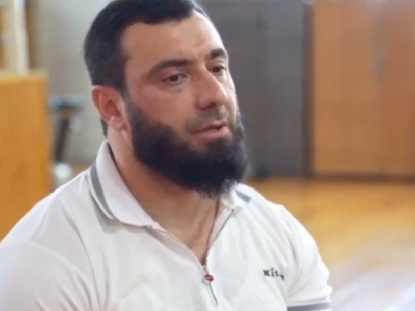 В Бабаюртовском районе есть улицы, где мальчишки с самого утра гоняют мяч или крутят скакалку, но есть и особое место — спортивный зал, где под негромкий стук боксерских лап рождаются будущие звёзды мирового ринга..