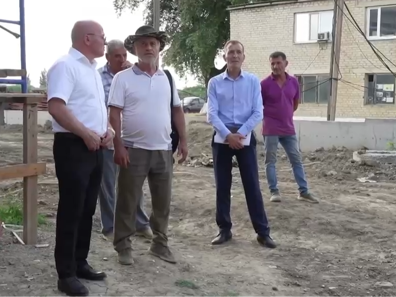 В селе Адиль-Янгиюрт Бабаюртовского района активно продолжается строительство современного дошкольного учреждения, рассчитанного на 250 воспитанников.