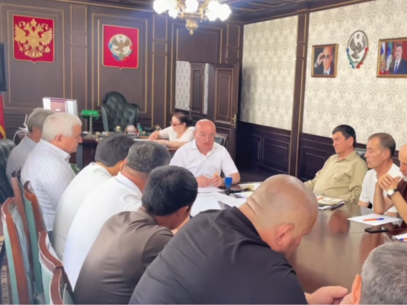 Глава Бабаюртовского района провел совещание с руководителями сельских поселений.