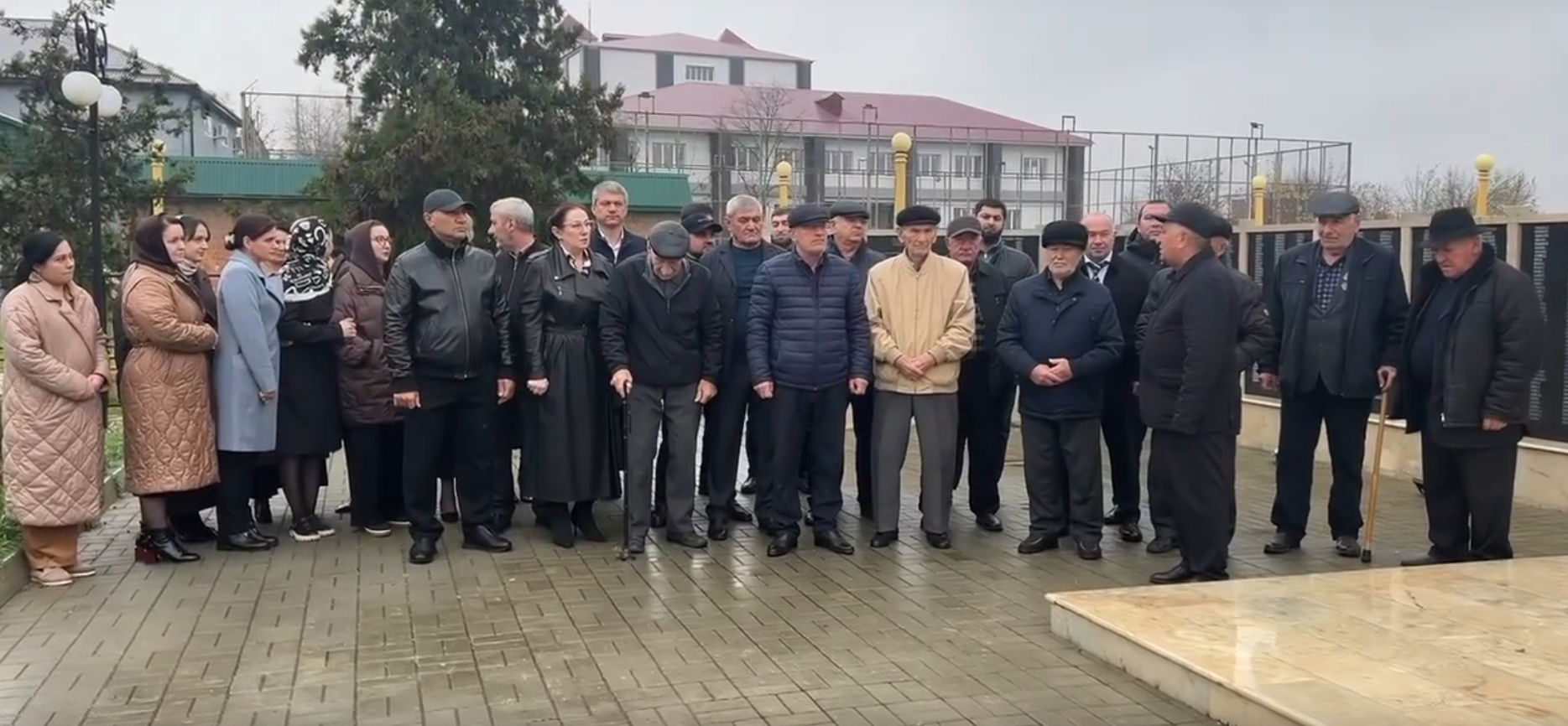 В Бабаюртовском районе почтили память погибших воинов в День Неизвестного Солдата.