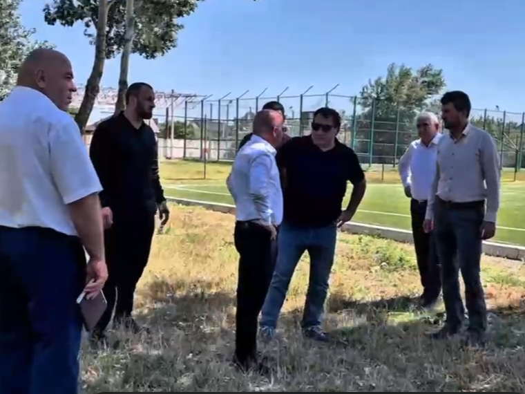 В рамках подготовки к реализации проекта по реконструкции и капитальному ремонту центрального стадиона в селе Бабаюрт глава Бабаюртовского района Шахмурат Истанбулов провел рабочую встречу с представителями заказчика и подрядной организации.