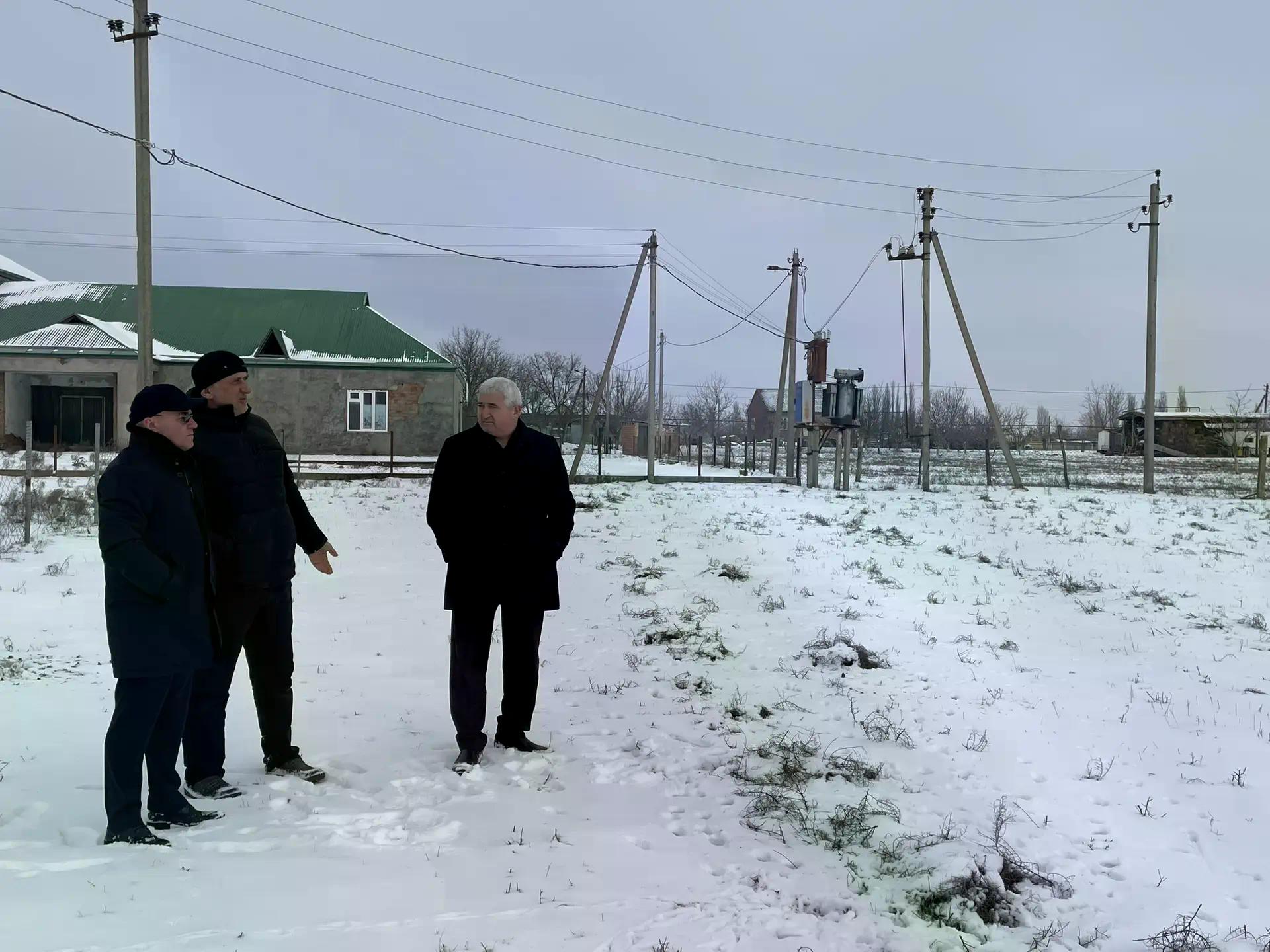 Сегодня, 21 января, глава Бабаюртовского района Шахмурат Истанбулов, с целью уточнения границ земельного участка, предназначенного для строительства школы на 150 ученических мест, с рабочей поездкой побывал в селе Советское..