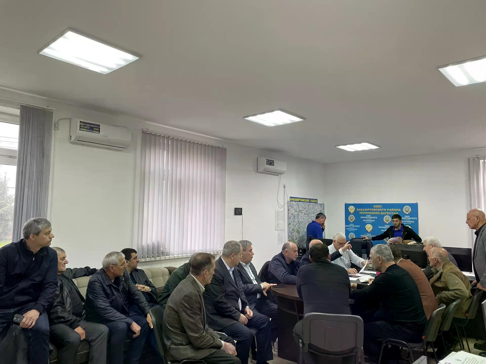 В настоящее время в Единой дежурно-диспетчерской службе (ЕДДС) Бабаюртовского района, под председательством главы муниципалитета Шахмурата Истанбулова, проходит заседание комиссии КЧС и ОПБ.
