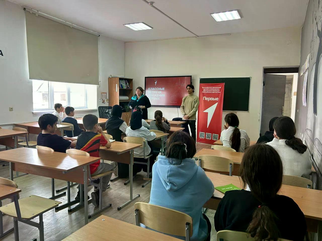 К Всемирному дню театра в Бабаюртовской СОШ №3 прошла встреча с актёром народного театра им. И.В. Муцалханова — Рашидханом Аджиевым.