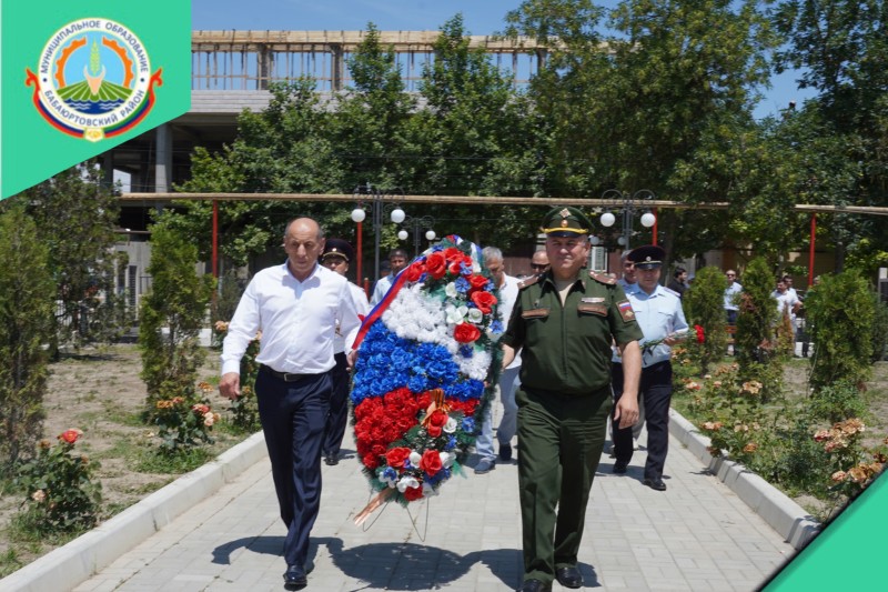 Даниял Исламов возложил цветы к мемориалу Неизвестного солдата в Бабаюрте.