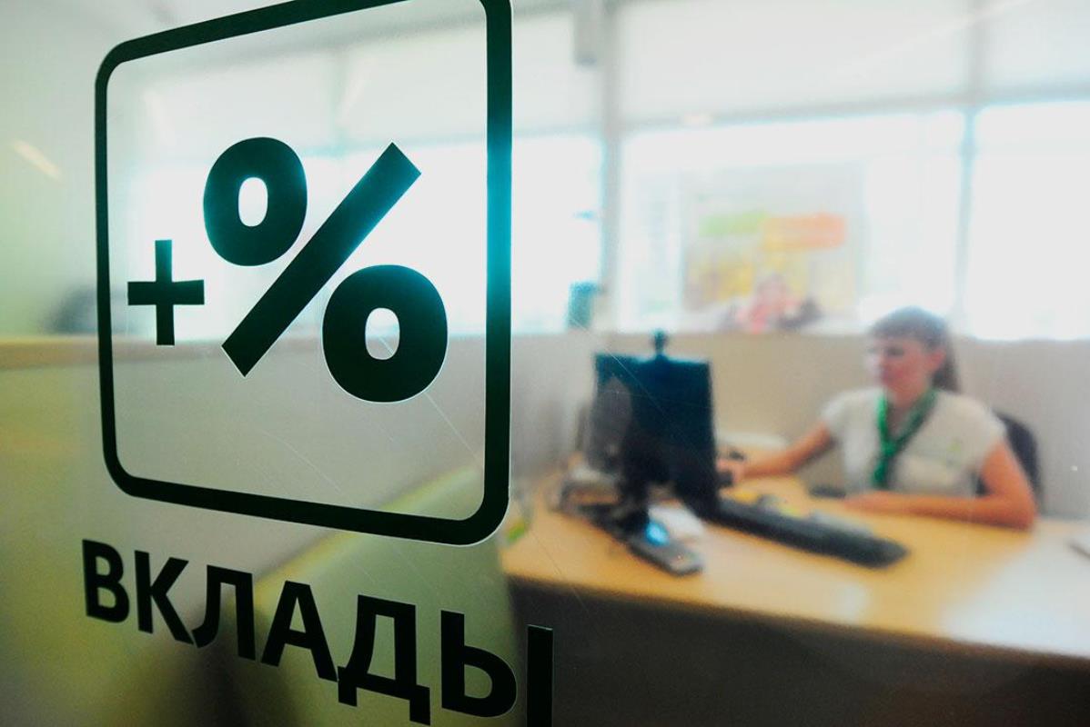 Необходимо уплатить налог на доходы от процентов по банковским вкладам.