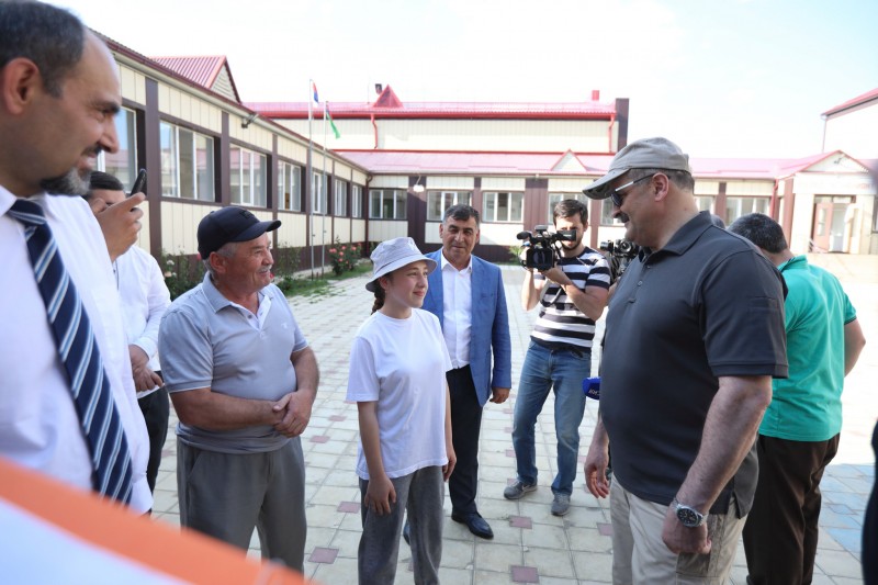 Сергей Меликов поручил решить вопрос введения в строй Бабаюртовской СОШ №2.