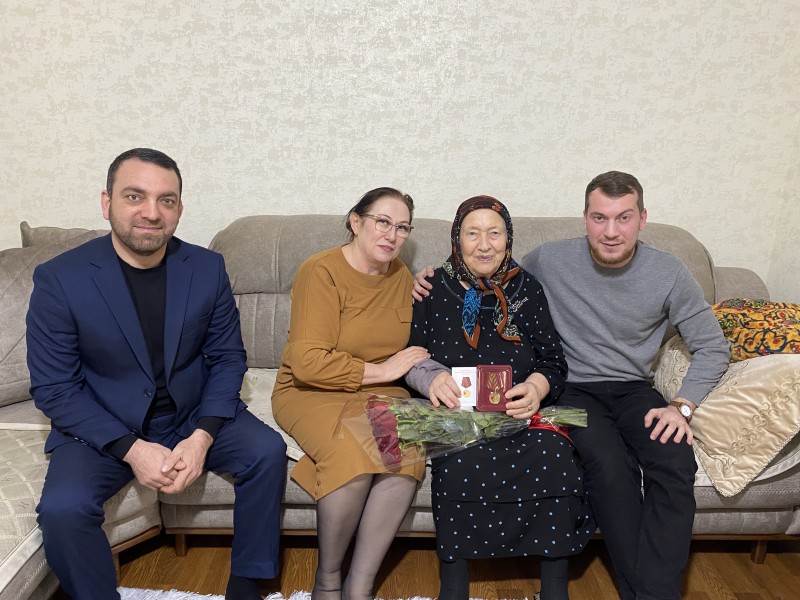 В Бабаюртовском районе в рамках предстоящих праздничных мероприятий по случаю 80-летия Победы в Великой Отечественной войне прошли мероприятия по вручению юбилейных медалей «80 лет Победы в Великой Отечественной войне 1941-1945 гг.» труженикам тыла.